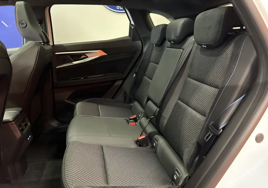 Vue intérieure côté droit des sièges arrière en tissu et alcantara noirs du Renault Austral Ph.2 E-TECH blanc nacré.