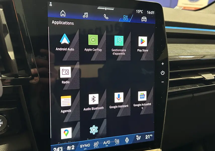 Écran tactile central du Renault Austral Ph.2 blanc nacré, affichant les applications connectées et commandes climatisation.