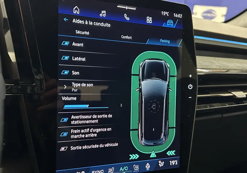 Écran tactile intérieur du Renault Austral Ph.2 blanc nacré, affichant les aides à la conduite et le parking 360°