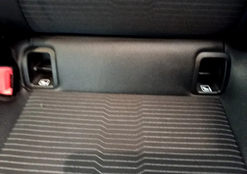Gros plan sur la banquette arrière noire rayée avec fixations Isofix visibles dans une Mercedes CLA 180 d Business Line blanche.