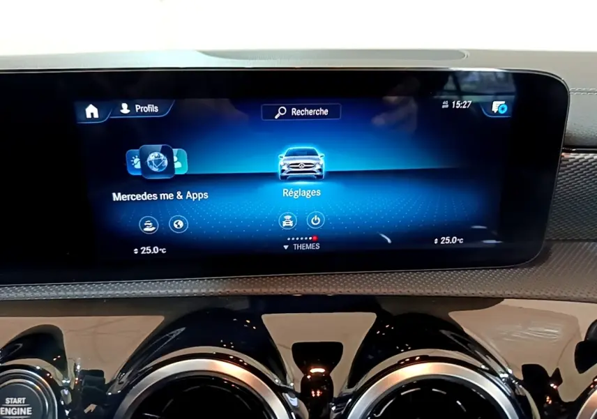 Écran tactile central du tableau de bord de la Mercedes CLA 180 d Business Line blanc, affichant les réglages et applications.