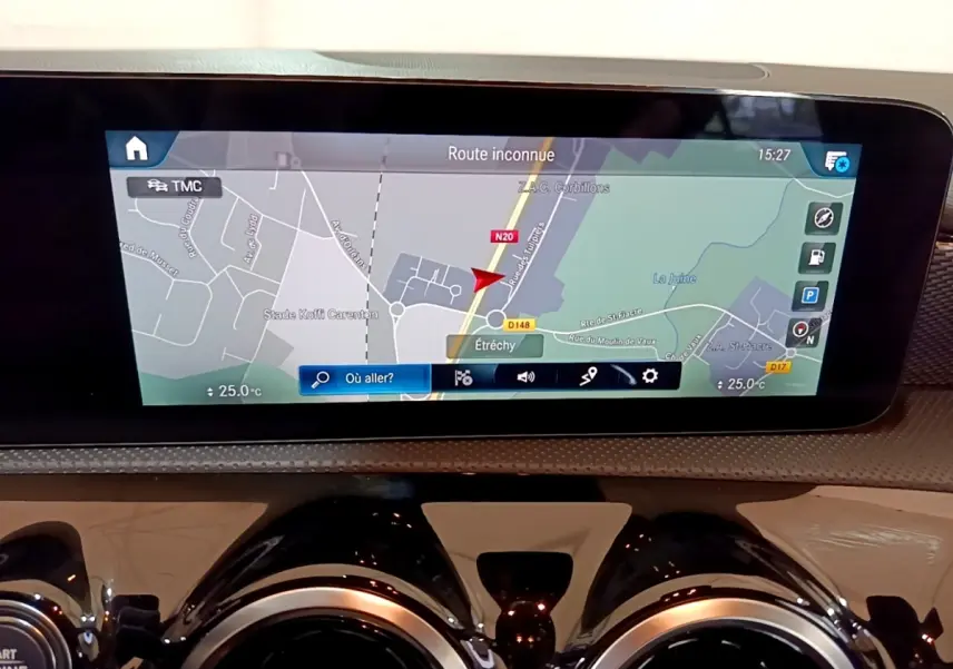 Écran tactile de navigation couleur dans le tableau de bord d’une Mercedes CLA 180 d Business Line blanche.