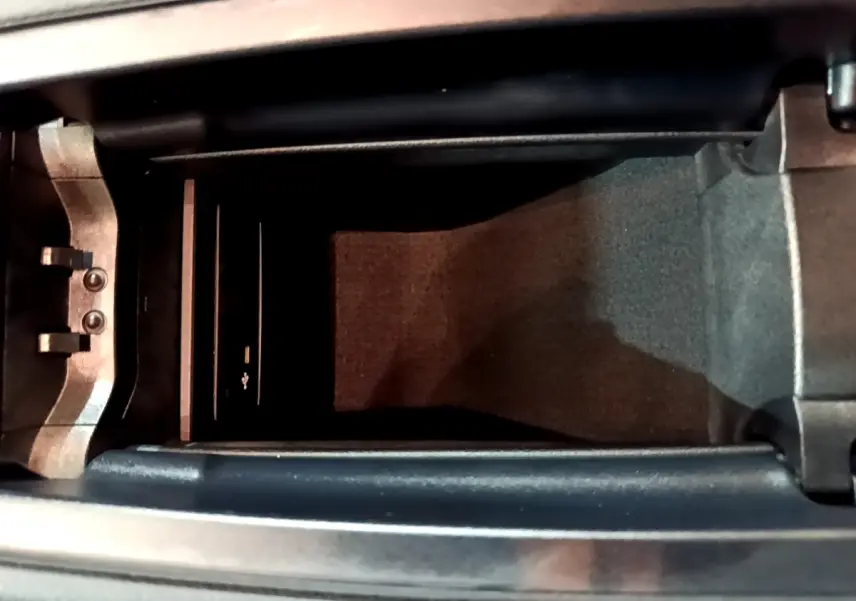 Vue plongeante sur le rangement central intérieur noir de la Mercedes CLA 180 d Business Line 2021.