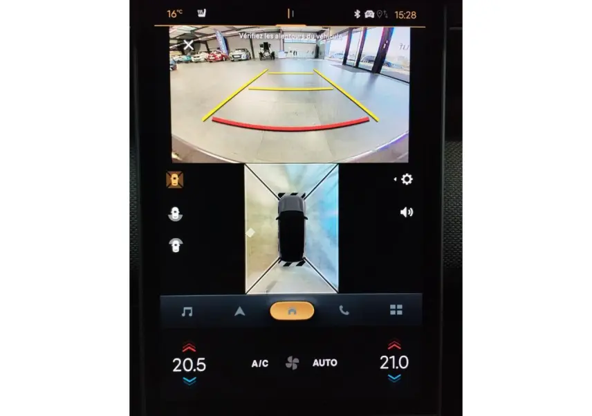 Écran central du Citroën C5 Aircross gris platine montrant la caméra de recul et la vue 360° du véhicule en intérieur.
