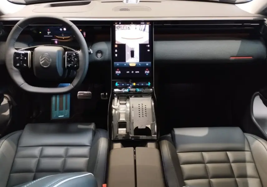 Vue intérieure avant du Citroën C5 Aircross 2026, tableau de bord moderne avec écran tactile vertical et sellerie cuir noire.