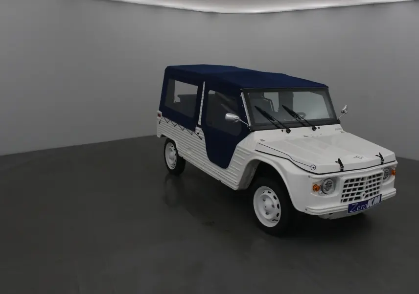 Vue 3/4 avant droite du MLT E-STORY ICONE blanc avec toit et portes souples bleu marine, jantes blanches classiques.