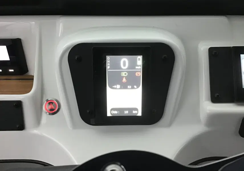 Tableau de bord blanc du MLT E-STORY ICONE 2024 avec écran digital central affichant vitesse et indicateurs.