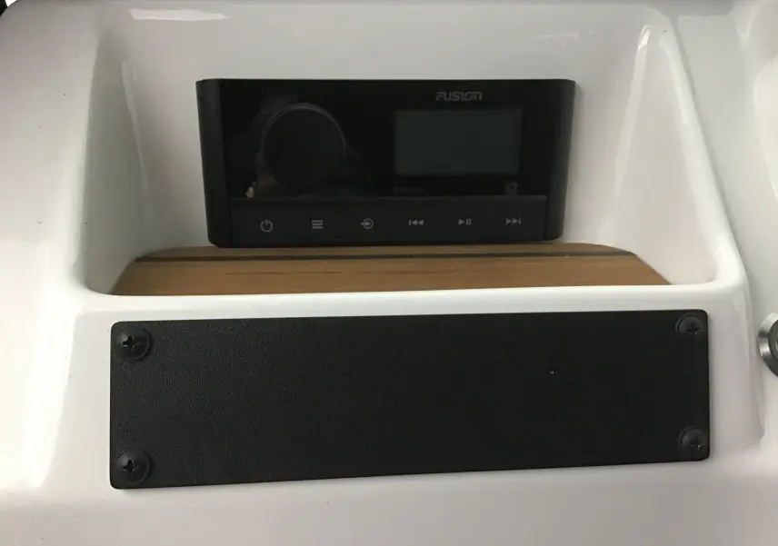 Gros plan sur la radio Fusion noire intégrée au tableau de bord blanc avec plancher teck du MLT E-STORY ICONE 2024.