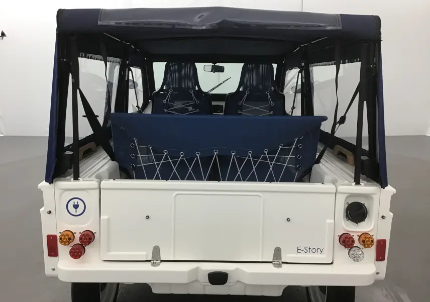 Vue arrière du MLT E-STORY ICONE blanc et bleu avec capote bleue et sièges assortis, style Méhari électrique 2024.