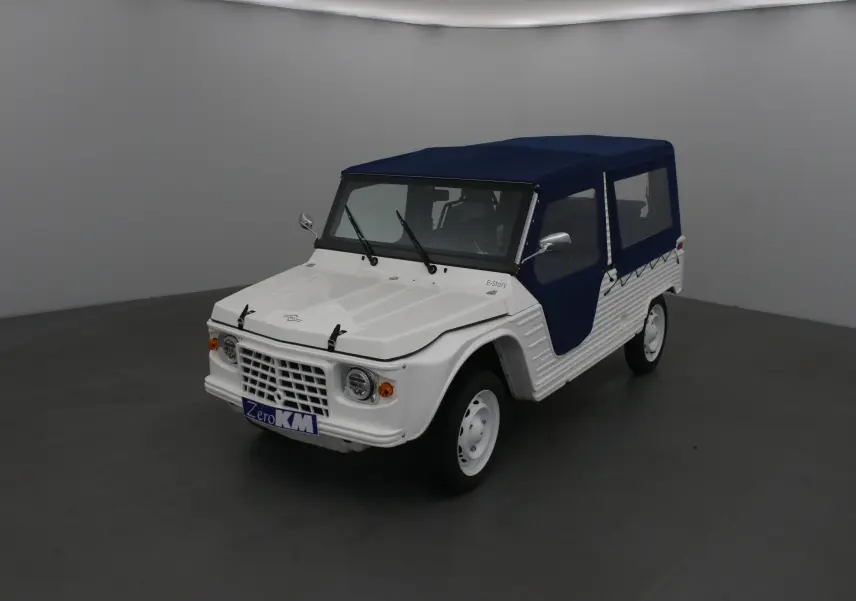 Vue 3/4 avant droite d'une MLT E-STORY ICONE blanche avec toit et fermeture Sunbrella bleu marine.