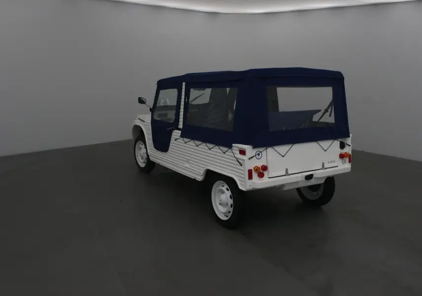 Vue 3/4 arrière droite du MLT E-STORY ICONE blanc avec toit et portes souples bleu marine.