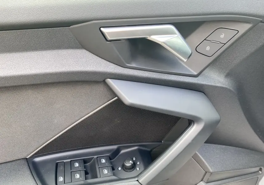 Gros plan sur la porte intérieure côté conducteur de l'Audi A3 Sportback 30 TFSI 2021 en tissu noir.