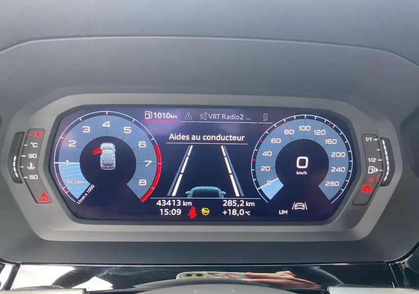 Tableau de bord numérique d'une Audi A3 Sportback 30 TFSI S-Line 2021 affichant les aides au conducteur et compteurs.