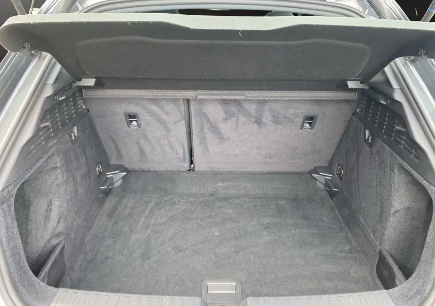 Coffre spacieux de l'Audi A3 Sportback 30 TFSI 110 S-Line 2021, vue intérieure arrière avec habillage noir.