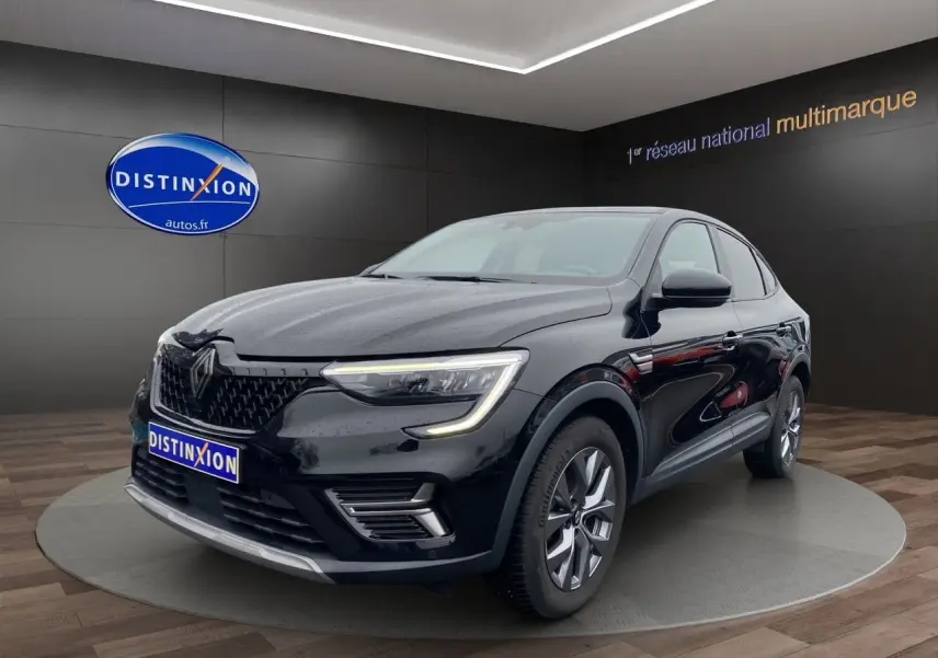 Silhouette stylisée d'une Renault Arkana noire vue de profil avec texte "DISTINXION EN ARRIVAGE" en bleu et orange.