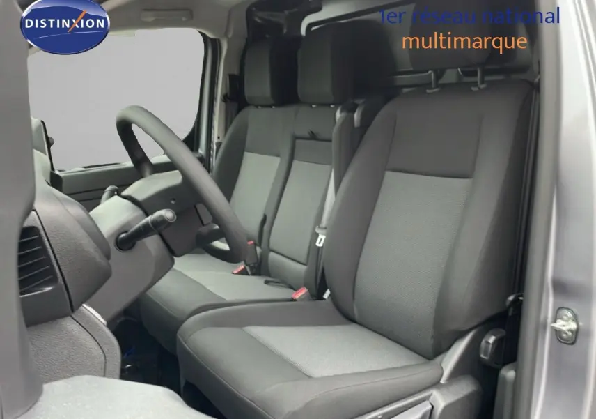 Intérieur du Citroën Jumpy 2025 en gris, vue côté conducteur montrant les sièges tissu bicolore et le volant multifonction.