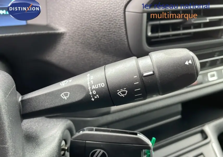 Gros plan sur la commande d'essuie-glace du tableau de bord du Citroën Jumpy gris Artense Metal 2025.