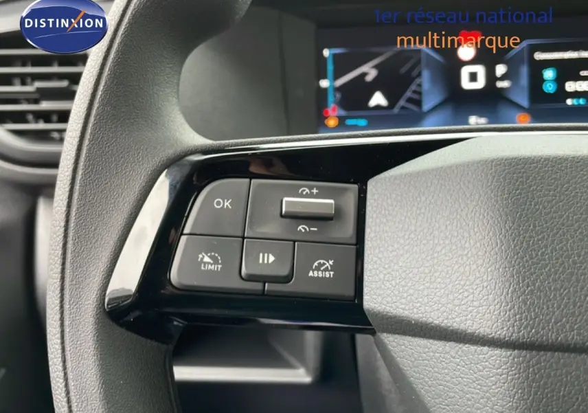 Gros plan sur les commandes au volant noir du Citroën Jumpy Van Long L3 2025 avec tableau de bord numérique en arrière-plan.