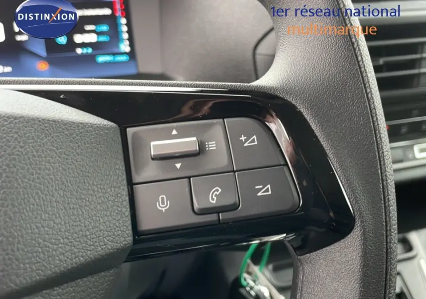 Gros plan sur les commandes vocales et téléphone au volant d'un Citroën Jumpy gris Artense 2025.
