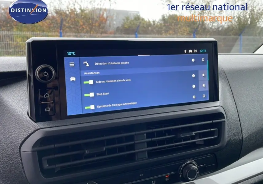 Écran tactile central affichant les aides à la conduite dans l'habitacle du Citroën Jumpy gris Artense 2025.