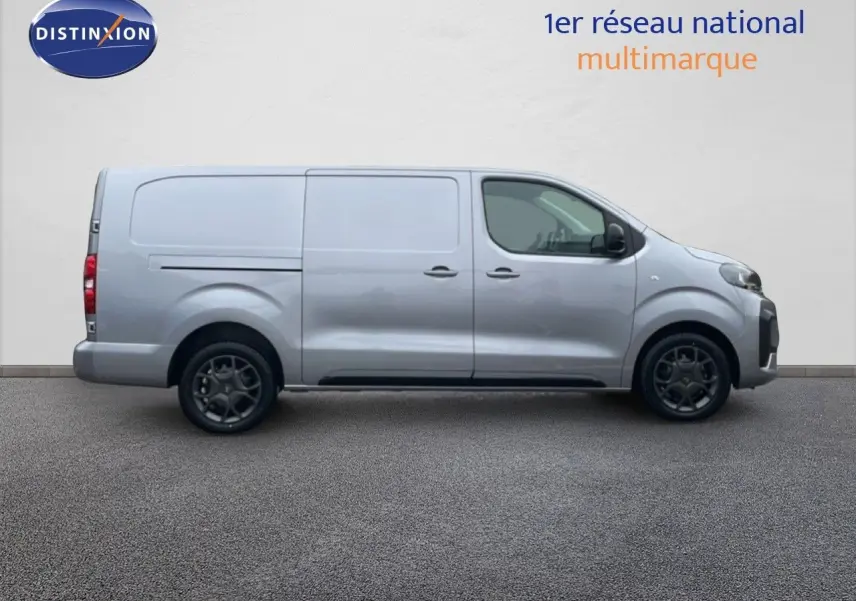 Profil côté gauche du Citroën Jumpy Van Long L3 gris Artense métal, avec jantes noires et porte coulissante fermée.