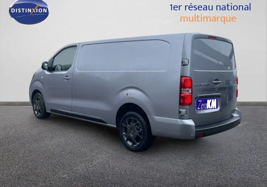 Vue 3/4 arrière droite d'un Citroën Jumpy Van Long gris Artense métallisé avec porte latérale coulissante fermée.
