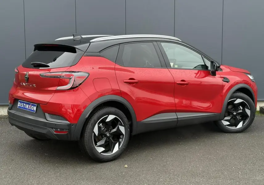 Vue 3/4 arrière droite du Renault Captur 2025 rouge Flamme avec toit noir et jantes alu diamantées noires.