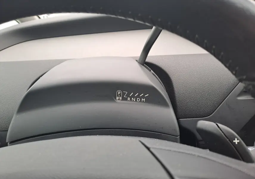 Gros plan sur le tableau de bord noir du Citroën C4 Spacetourer 2018, affichant les modes de boîte automatique.