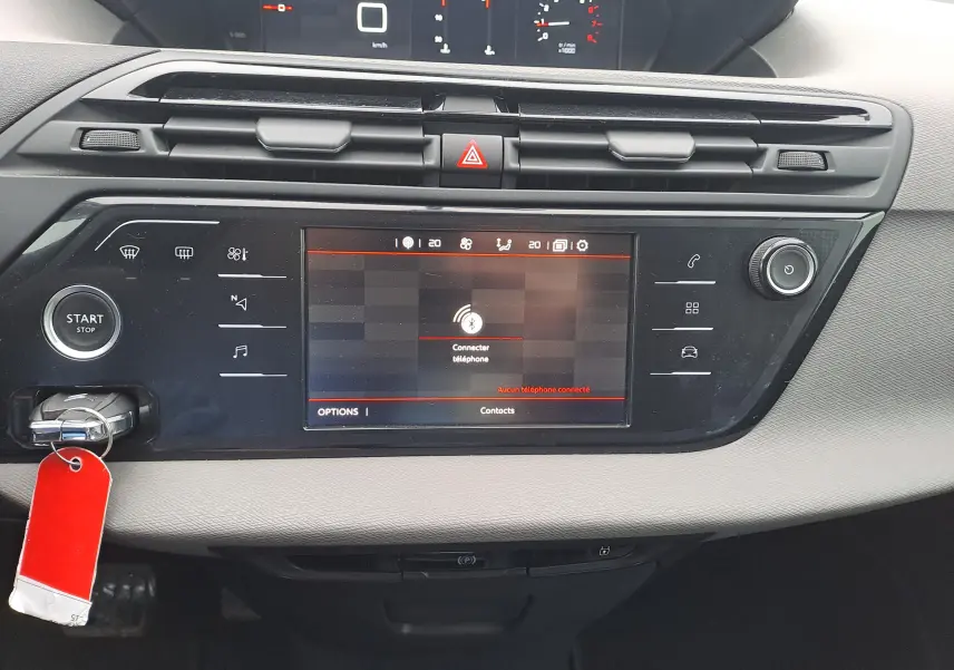 Vue rapprochée du tableau de bord noir du Citroën C4 Spacetourer 2018 avec écran tactile et bouton Start/Stop.