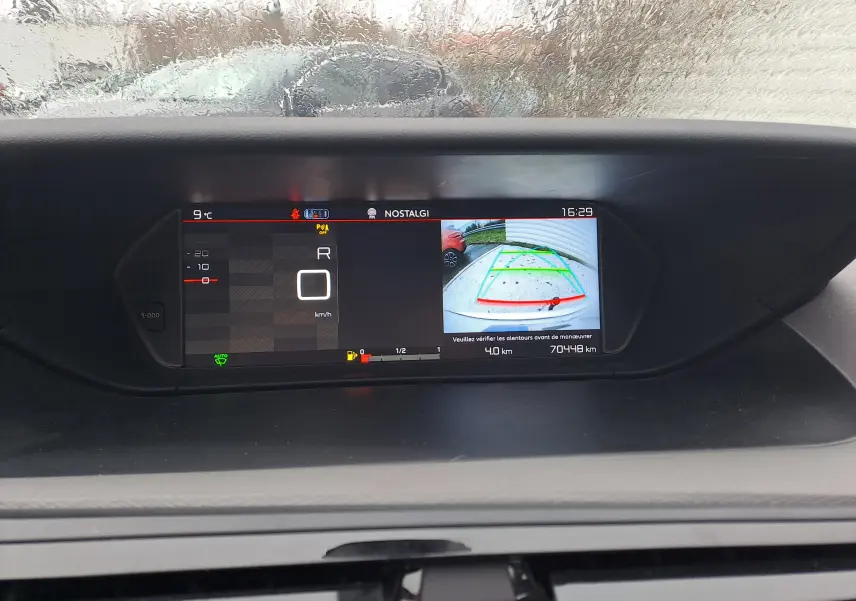 Vue du tableau de bord du Citroën C4 Spacetourer blanc 2018, affichant la caméra de recul et l'écran numérique.