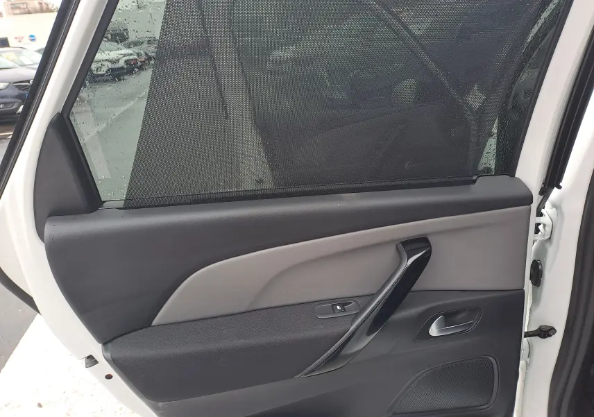 Vue intérieure du côté gauche de la porte arrière blanche du Citroën C4 Spacetourer 2018 avec habillage noir et gris.