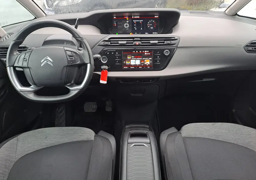 Vue intérieure frontale du tableau de bord et volant du Citroën C4 Spacetourer 2018, avec écran digital et finition noire.