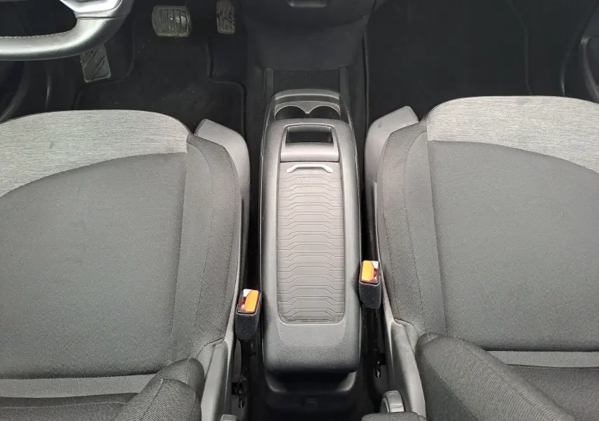 Vue plongeante sur l'intérieur noir du Citroën C4 Spacetourer, avec la console centrale et les sièges avant visibles.