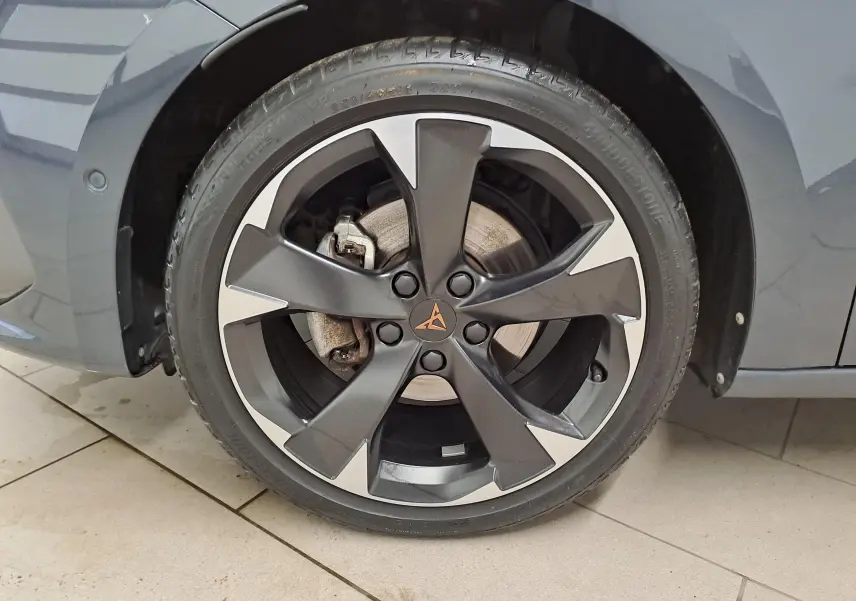 Gros plan sur la jante avant droite noire et argentée avec logo CUPRA sur une CUPRA Leon gris magnétique 2023.