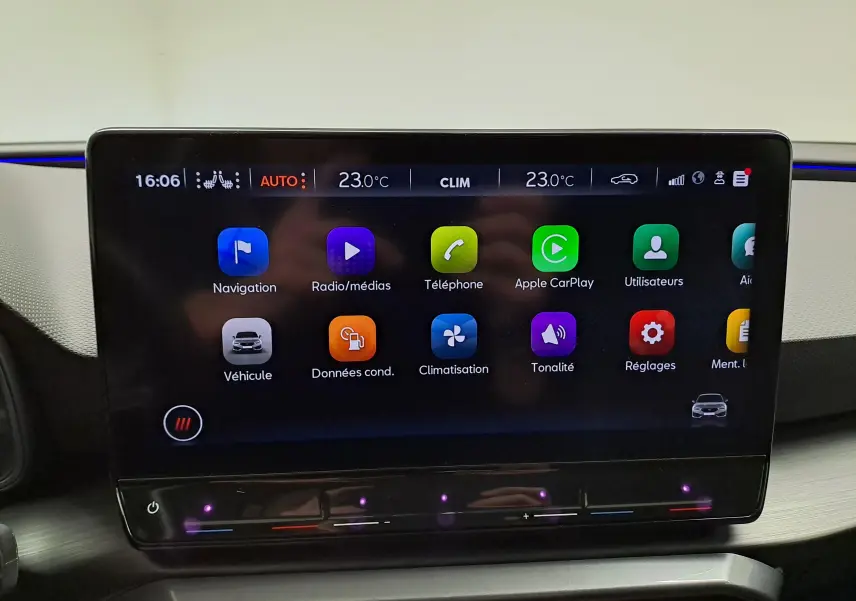 Écran tactile central de la CUPRA Leon 1.5 TSI 150 DS7 2023 affichant les options multimédia et climatisation.