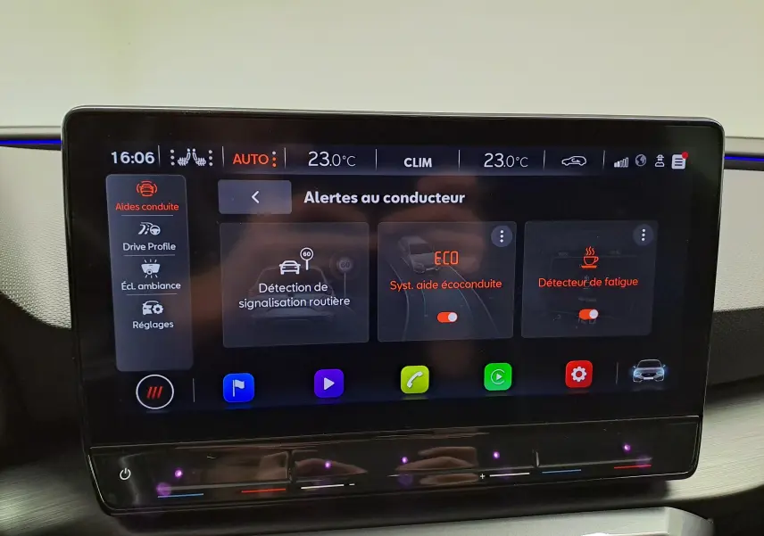 Écran tactile intérieur de la CUPRA Leon 2023 affichant les alertes au conducteur et aides à la conduite.