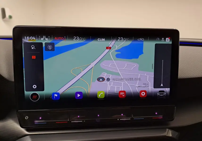 Écran tactile central du tableau de bord du CUPRA Leon 2023 affichant la navigation et la température intérieure.