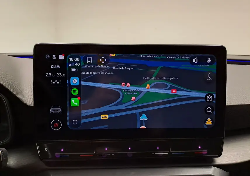 Écran central tactile du tableau de bord du CUPRA Leon gris magnétique 2023, affichant la navigation GPS en mode jour.