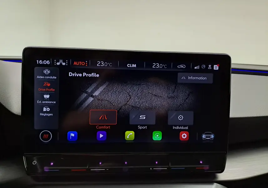 Écran tactile intérieur de la CUPRA Leon 2023 affichant les modes de conduite Comfort, Sport et Individual.