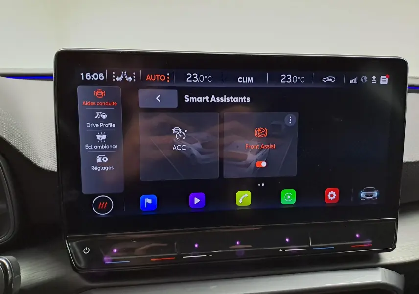 Écran tactile central affichant les assistants de conduite ACC et Front Assist dans une CUPRA Leon gris magnétique.