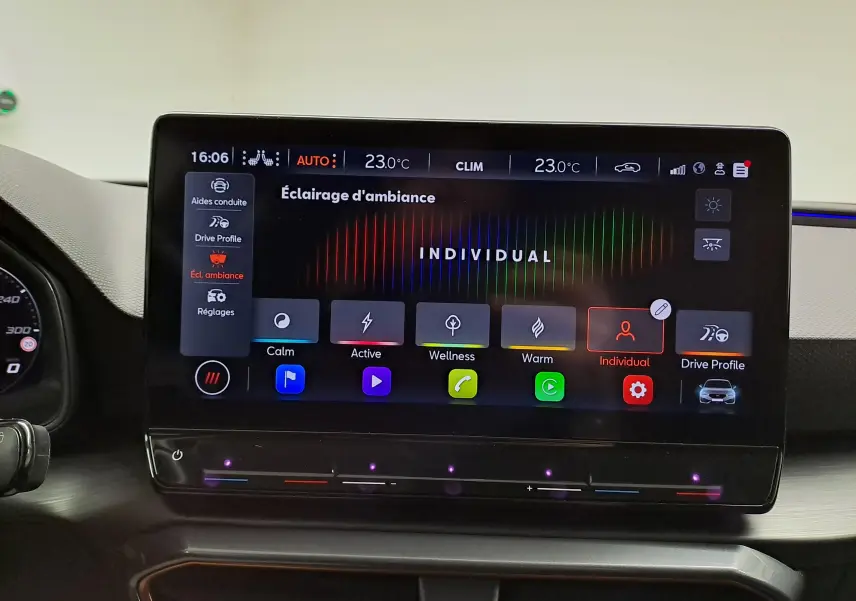 Écran tactile central du tableau de bord de la CUPRA Leon 2023 affichant les réglages d'éclairage d'ambiance en mode Individual.