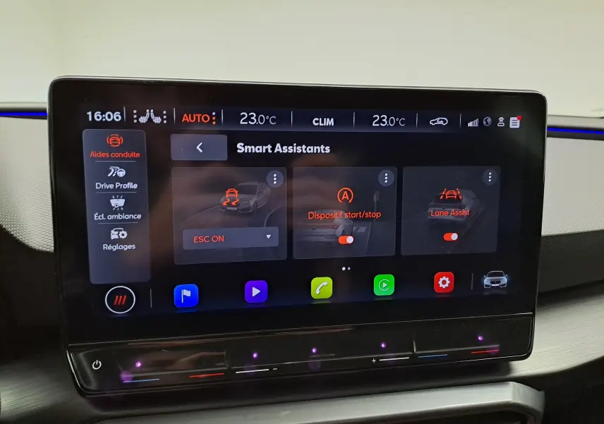 Écran tactile intérieur du CUPRA Leon 2023 affichant les assistants de conduite et la climatisation à 23°C.