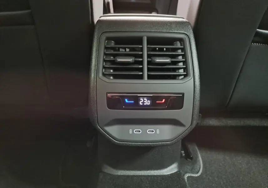 Vue rapprochée de la console arrière du CUPRA Leon 2023 avec réglage de climatisation à 23°C et deux ports USB-C.