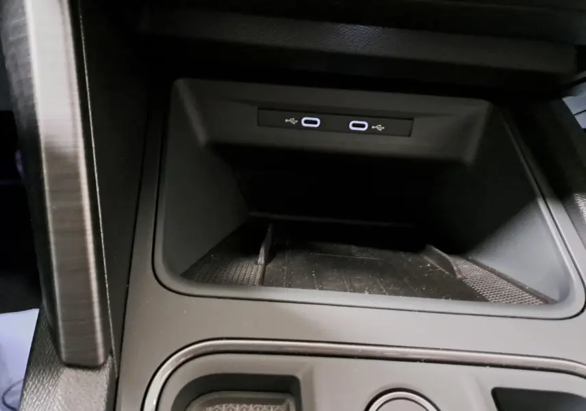 Gros plan sur la console centrale du CUPRA Leon 2023, montrant deux ports USB-C illuminés et le bouton start/stop.