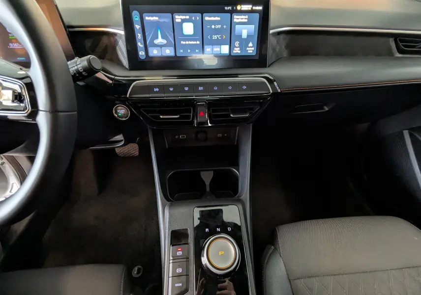 Vue intérieure du tableau de bord du MG3 1.5 L Hybrid+ 2025, avec écran tactile 10,25 pouces et commande de boîte automatique rotative.