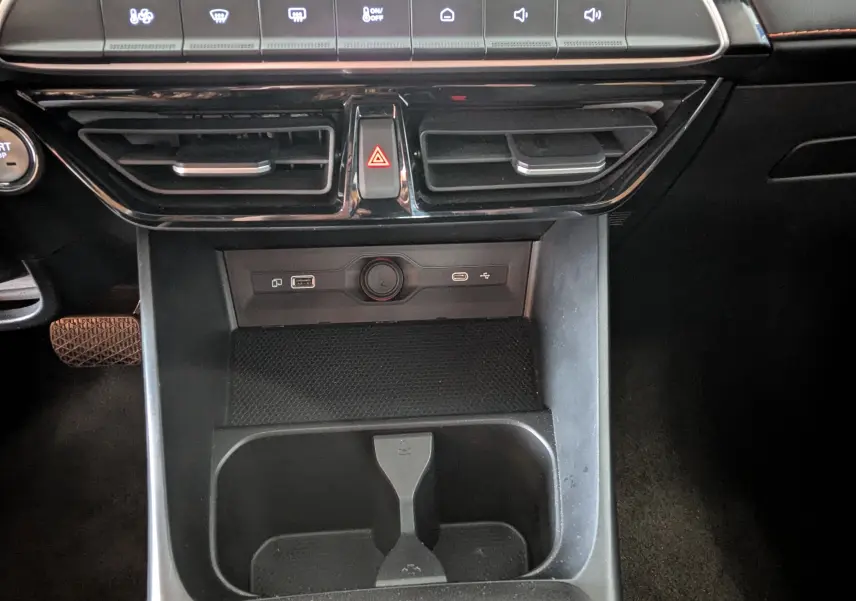 Vue rapprochée de la console centrale noire du MG3 1.5 L Hybrid+ 195 ch Luxury avec commandes climatisation et ports USB visibles.