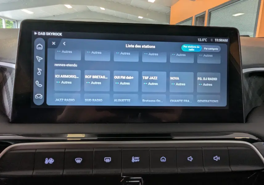 Écran tactile central 10,25 pouces du MG3 2025 en intérieur, affichant la liste des stations radio DAB.