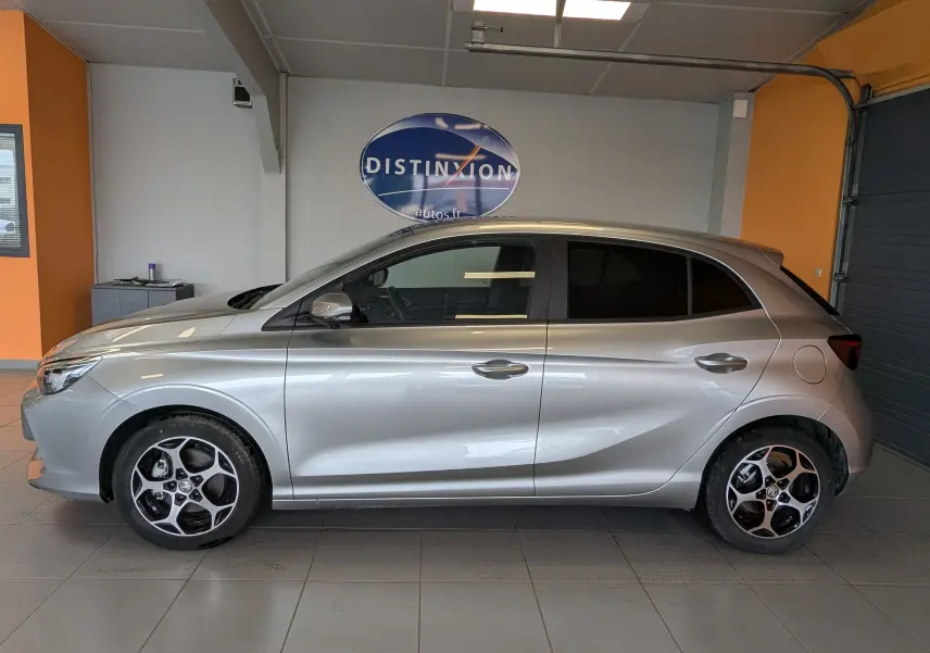 Vue latérale droite de la MG3 1.5 L Hybrid+ cosmic silver avec jantes alliage 16 pouces en Y et vitres arrière teintées.