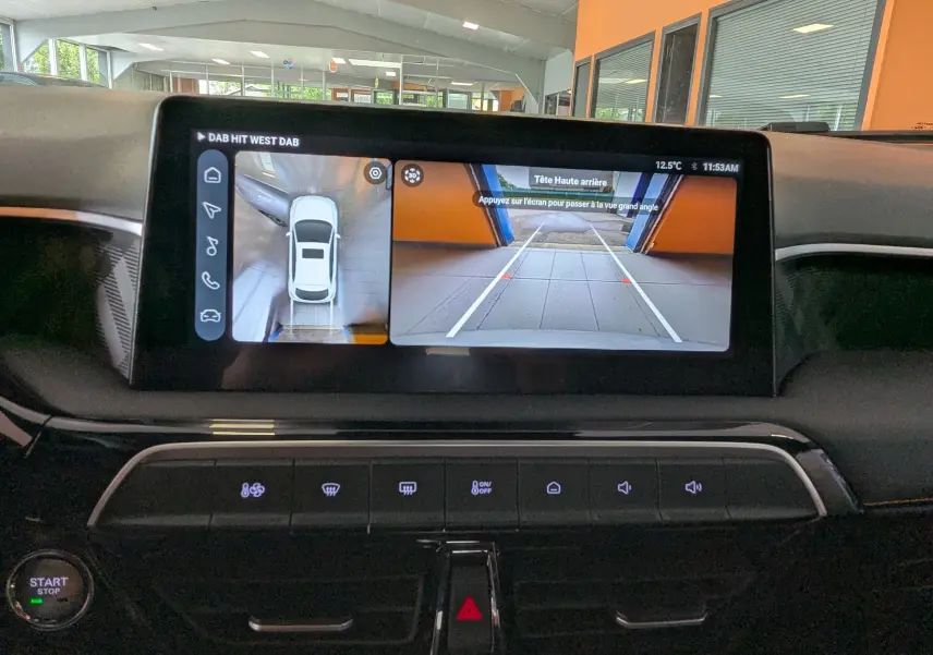 Écran tactile central du MG3 2025 montrant la caméra de recul et la vue 360° dans un intérieur noir moderne.