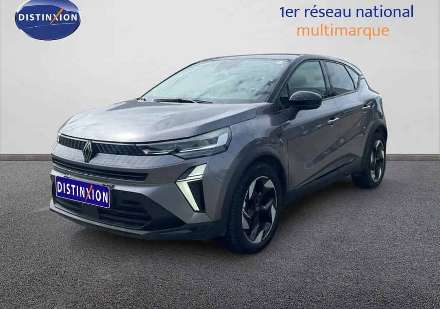 Renault Captur 2025 gris Cassiopée métal avec toit noir, vue 3/4 avant mettant en valeur ses feux LED et jantes biton.